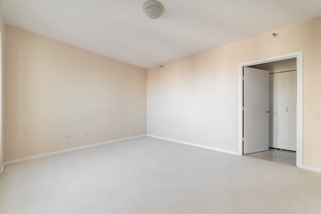 Building Photo - 57 E Delaware Pl