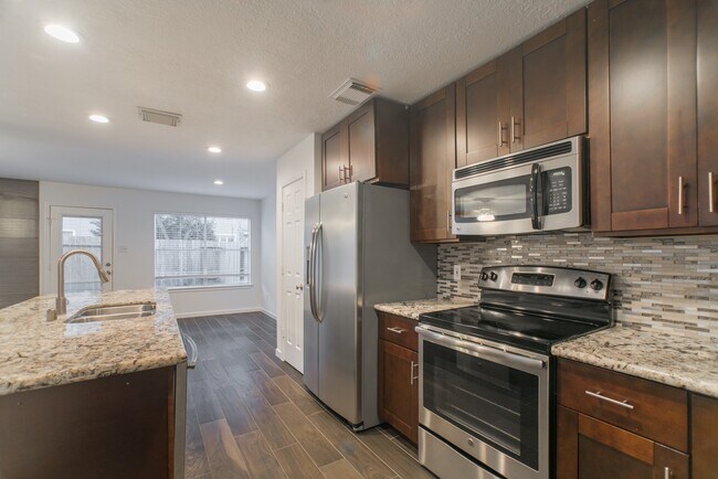 Building Photo - 226 Blushwood Pl