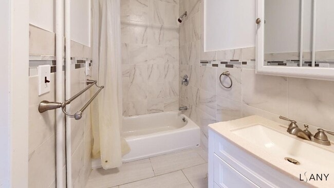 Building Photo - 3 BRs on 2nd floor in Private home with Balcony. AVAILABLE December 2025