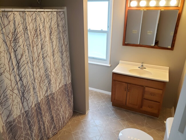 Building Photo - $599 Security Deposit Special for Lease!