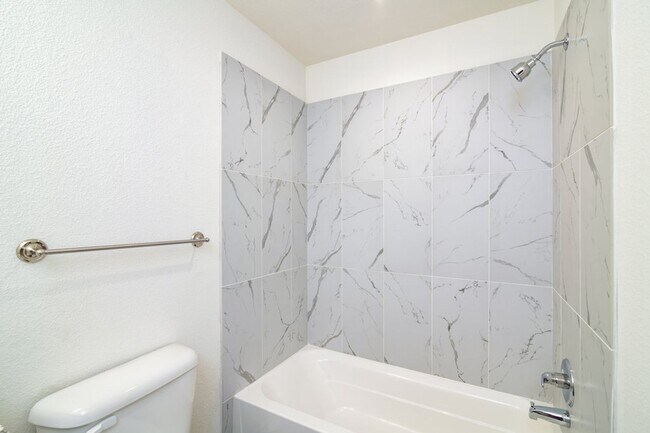 Building Photo - AVAILABLE NOW! 3 BEDROOM TRIPLEX LOCATED IN BONHAM, TEXAS!