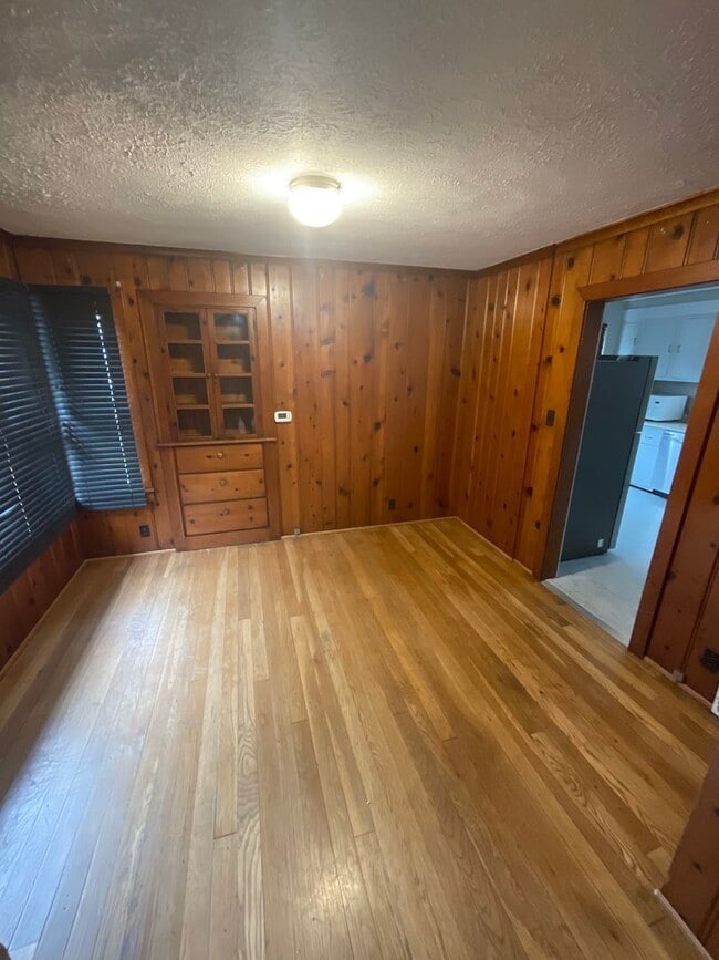 Building Photo - Charming 3 Bed 2 Bath Home! *2027*