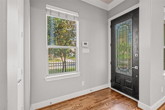 Building Photo - 112 White Dr