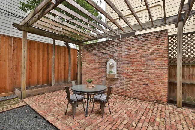 Building Photo - 1132 Oxford St