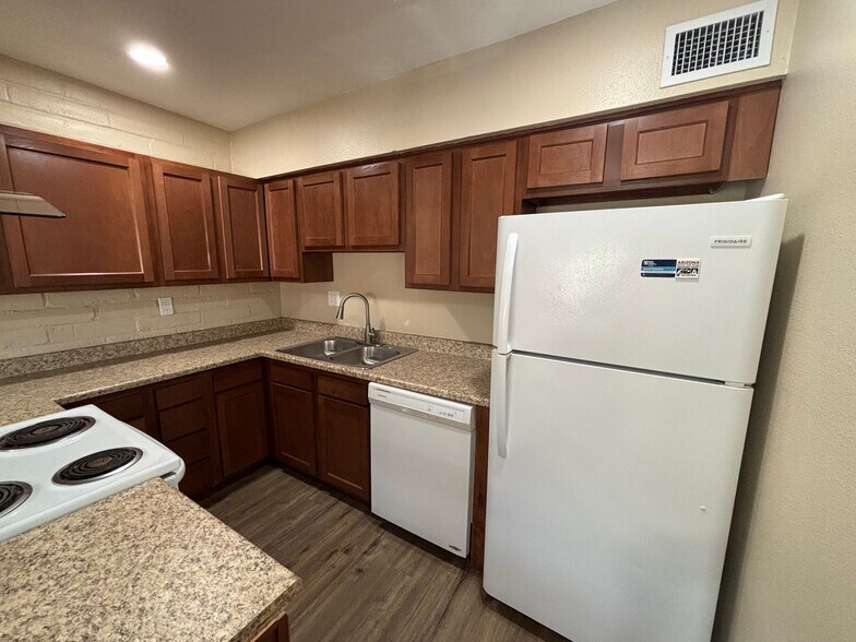 Building Photo - 3960 E Flower St