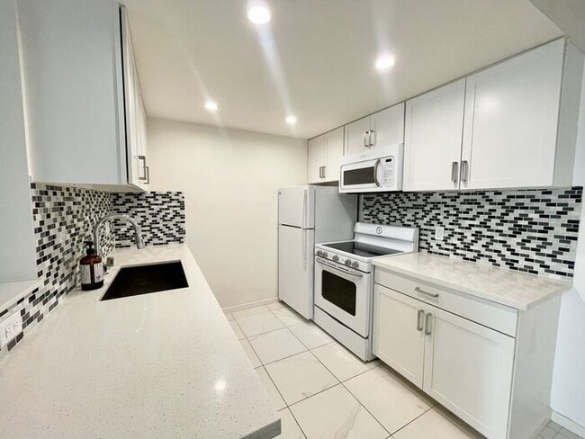 Primary Photo - 1 Bedroom / 1 Bath Charming Condo in Missi...