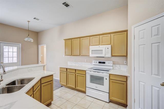 Building Photo - 3844 Harrison Dr