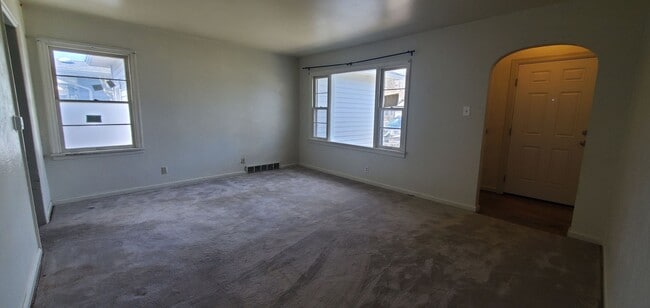 Building Photo - 2 bedroom home