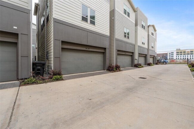 Building Photo - 2737 Clinton Dr
