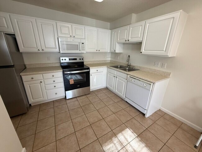 Building Photo - Adorable 1 Bed 1.5 Bath Condo in Brier Creek! 1st Floor! Sun Room! New Appliances!