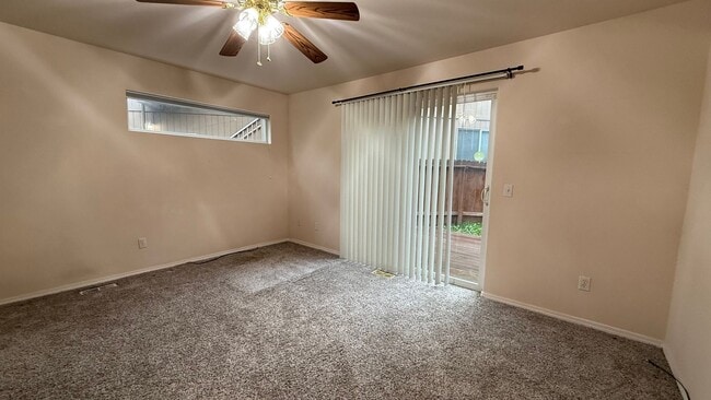 Building Photo - 3 Bed, 2 Bath Townhouse Between Elmore and...