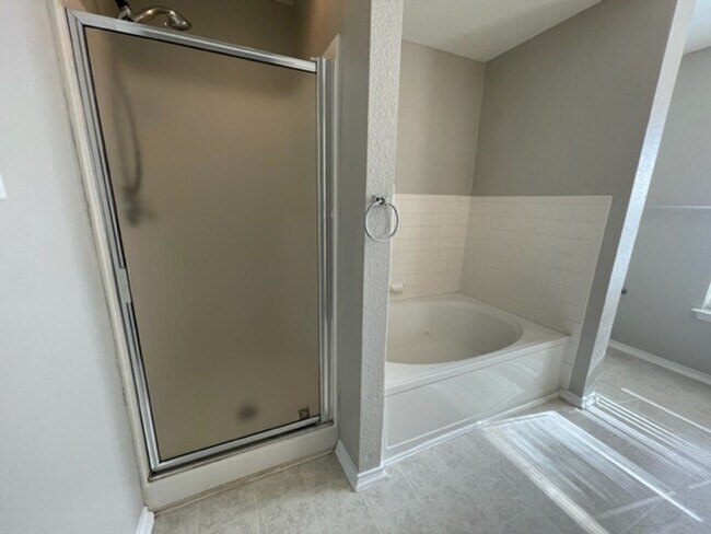 Building Photo - Spacious 3 Bedroom 2 Bath