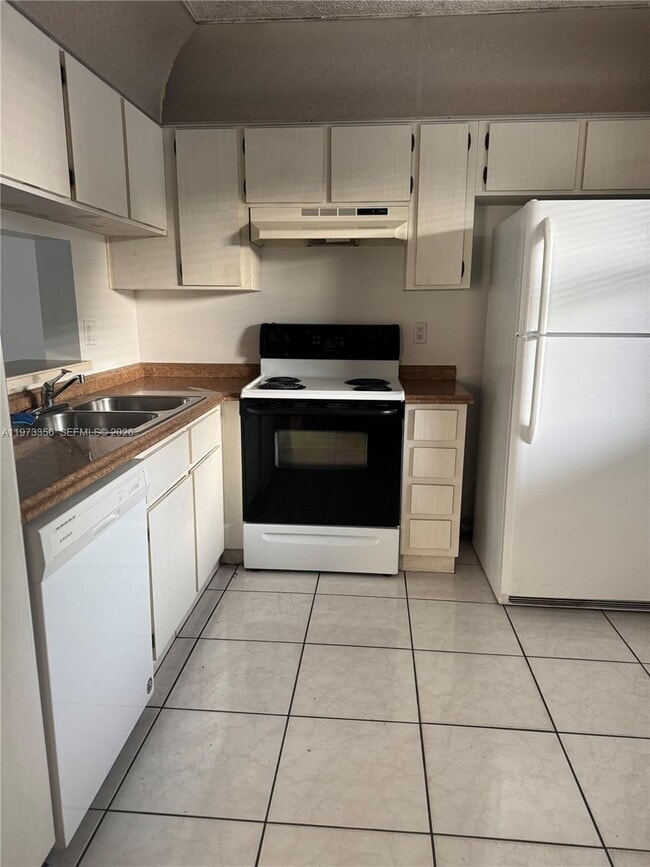 Building Photo - 8750 Royal Palm Blvd