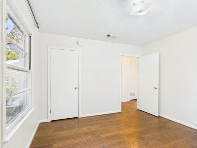 Building Photo - Adorable two-bedroom one-bath !!!!!