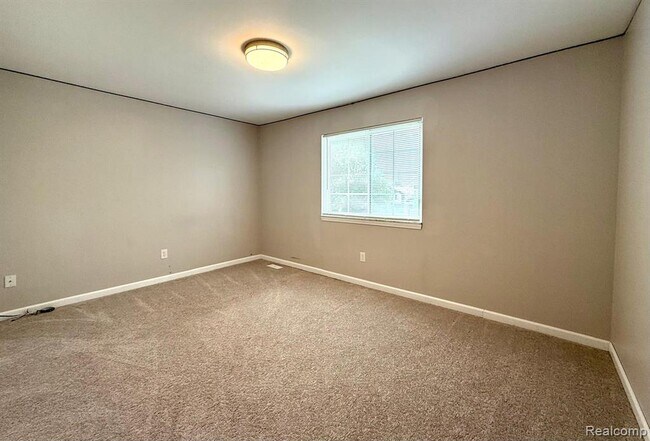 Building Photo - 1625 Lakewood Dr