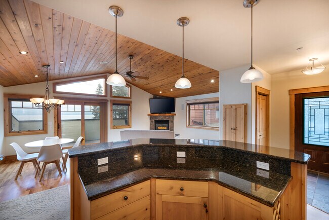 Building Photo - 150 Adams St