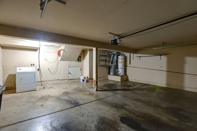 Building Photo - End Unit 2 Bed, 2 Bath Townhouse with Atta...