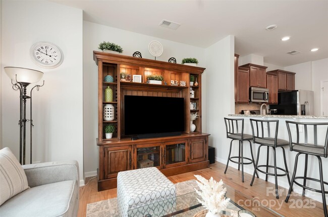 Building Photo - 3021 Honeylocust Ln