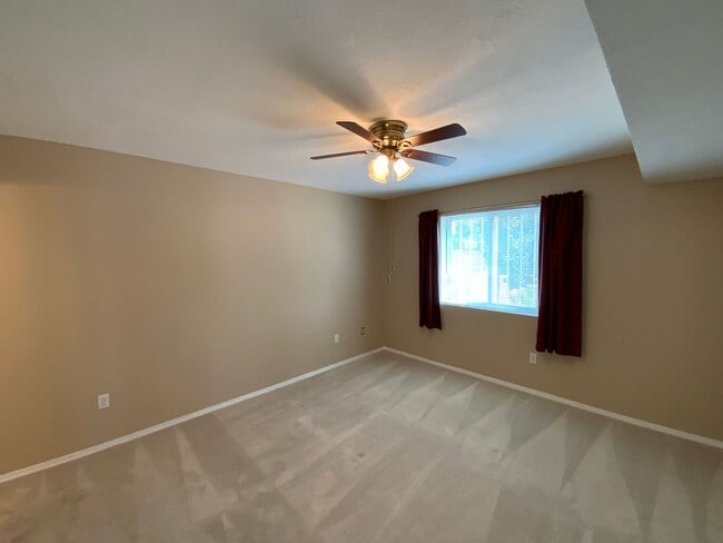 Building Photo - 3 Bedroom Townhome Available Near Southern...