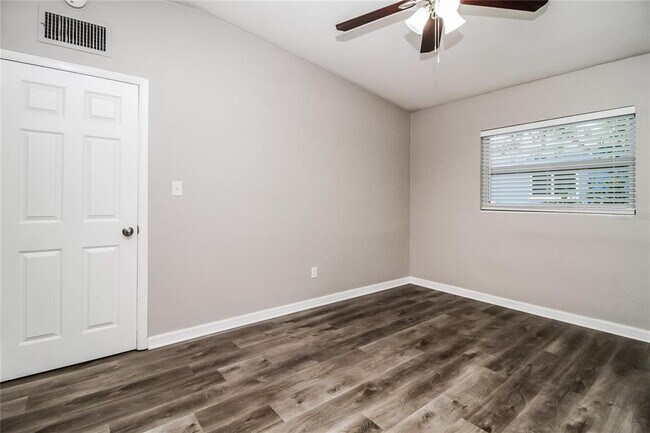Building Photo - 6007 Oakcrest Cir