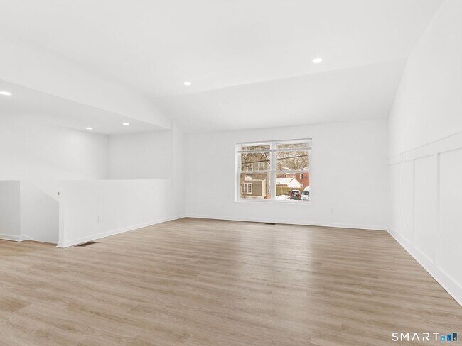 Building Photo - 1974 Kings Hwy