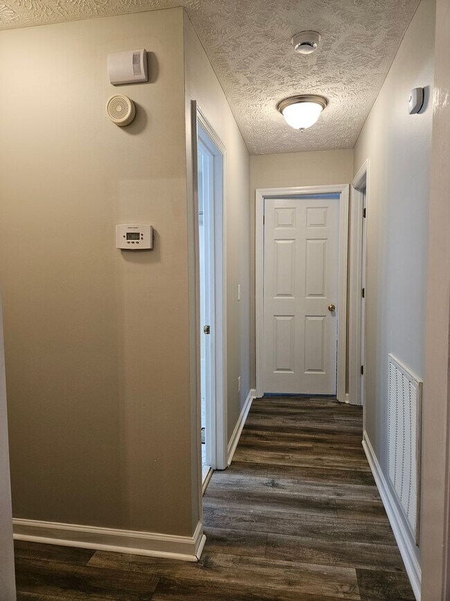 Building Photo - NEW LISTING!!!!!
