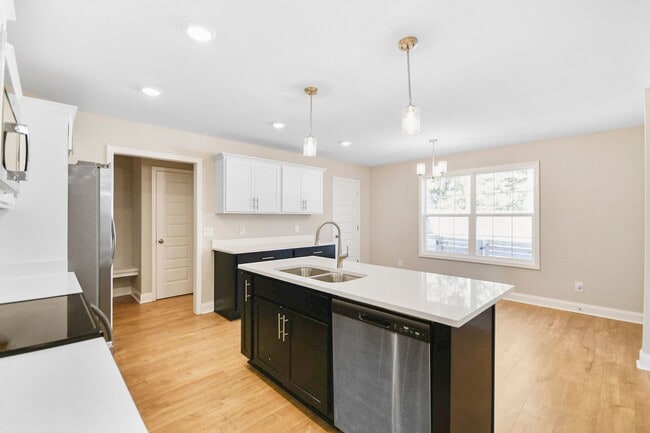 Building Photo - Pet Friendly Four Bedroom!