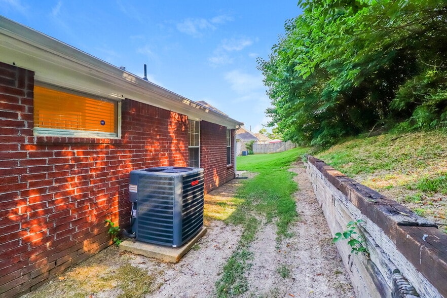Building Photo - 7039 Maple Grove Rd