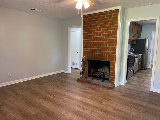Building Photo - 2 Bedroom/ 1.5 Bathroom Duplex on Old Epps Bridge Rd!  Available early June!