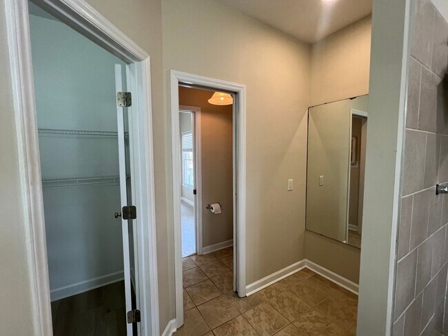 Building Photo - 123 Forest Green Dr