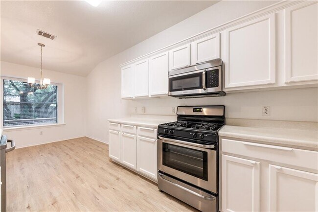 Building Photo - 1018 Balanced Rock Pl
