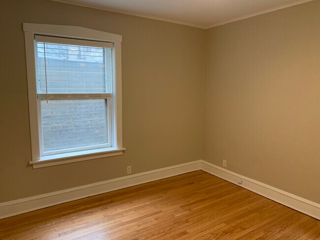 Building Photo - 2046 W Farragut Ave