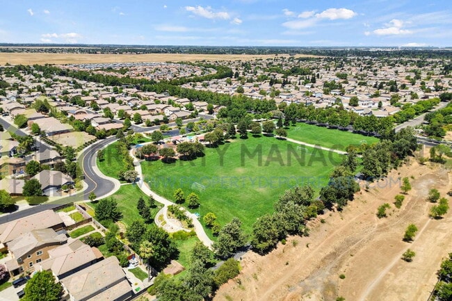Building Photo - Spacious 2 (or 3!) Bed Condo in Gated Community