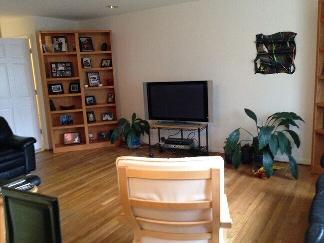 Building Photo - Regency Estates 5 BR 3 BA