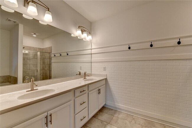 Building Photo - 2689 Richmond Row Dr