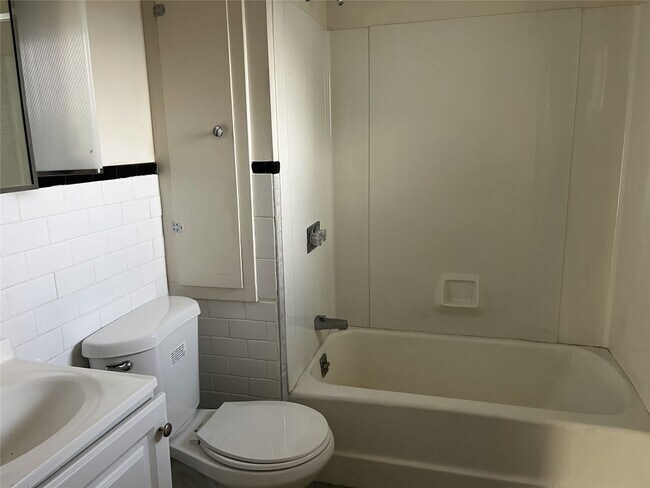 Building Photo - 124 Squires Ave