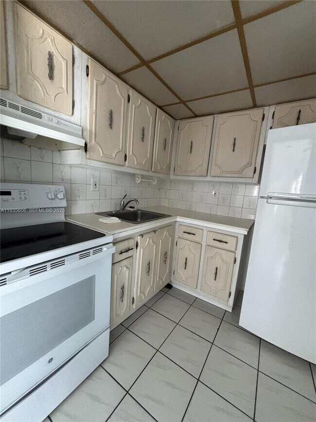 Building Photo - 8425 Harding Ave