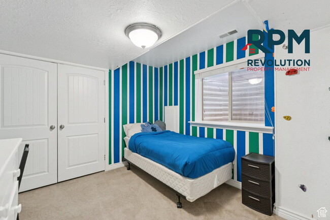 Building Photo - "Spacious 6-Bed Gem with Granite Touches &...