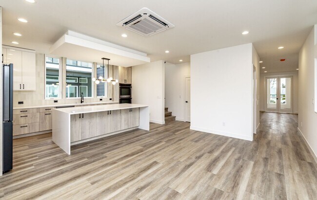 Building Photo - Edgewood Stunner
