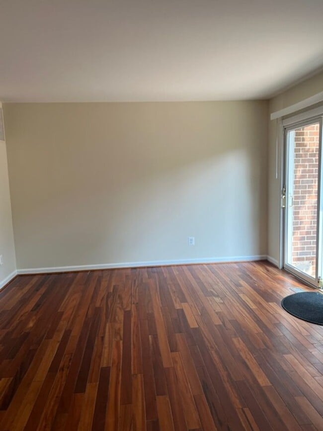 Building Photo - NICE TOWNHOME IN MONTGOMERY VILLAGE WITH F...