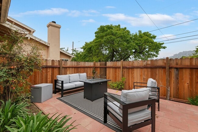 Building Photo - Fully Remodeled East Side Townhome – Furnished & Move-In Ready!