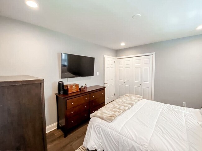 Building Photo - Immaculately Renovated 3 Bedroom 1.5 Bathr...