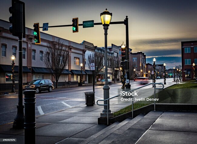 Building Photo - 1040 University Dr