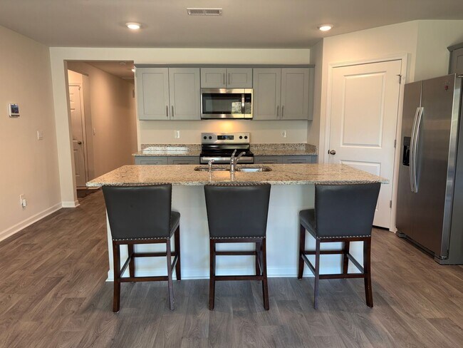 Building Photo - 4 Bedroom, 2 Bathroom House in Trinity!