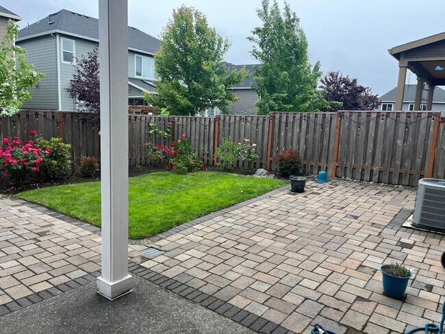Building Photo - Fabulous 5 BD* 3 BA* + LARGE Bonus Room* S...