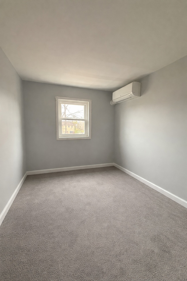 Building Photo - 3 Bedroom 1.5 Bath - Community Pool