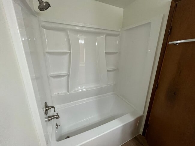 Building Photo - Beautiful 2 Bed, 1 Bath Duplex in SW Portland! Enjoy Private Yard, Spacious Floorplan in a Great ...