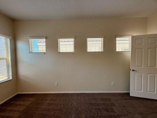Building Photo - 3 BED 2.5 BATH 2 CAR GARAGE HOME w/ LOFT &...