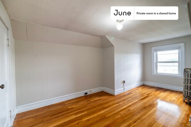 Building Photo - 61 Putnam Rd