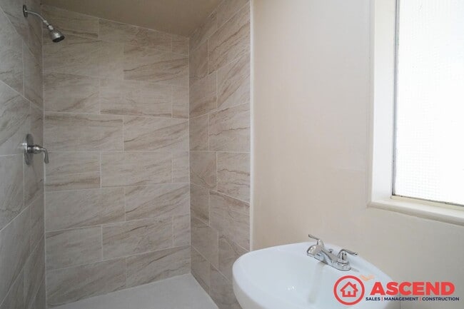 Building Photo - Charming 3 Bedroom in Delano!